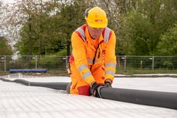 ERNE Tiefbau-Team erstellt neuen Kunstrasenplatz in Solothurn
