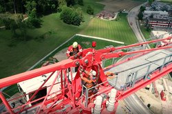 Kran-Montage in luftiger Höhe auf der Baustelle des Park Innovaare