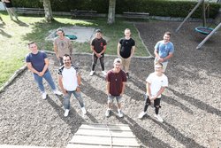 Erfolgreiche ERNE Lernende feiern ihren Abschluss