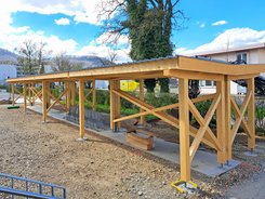 Les apprentis réalisent un abri à vélos