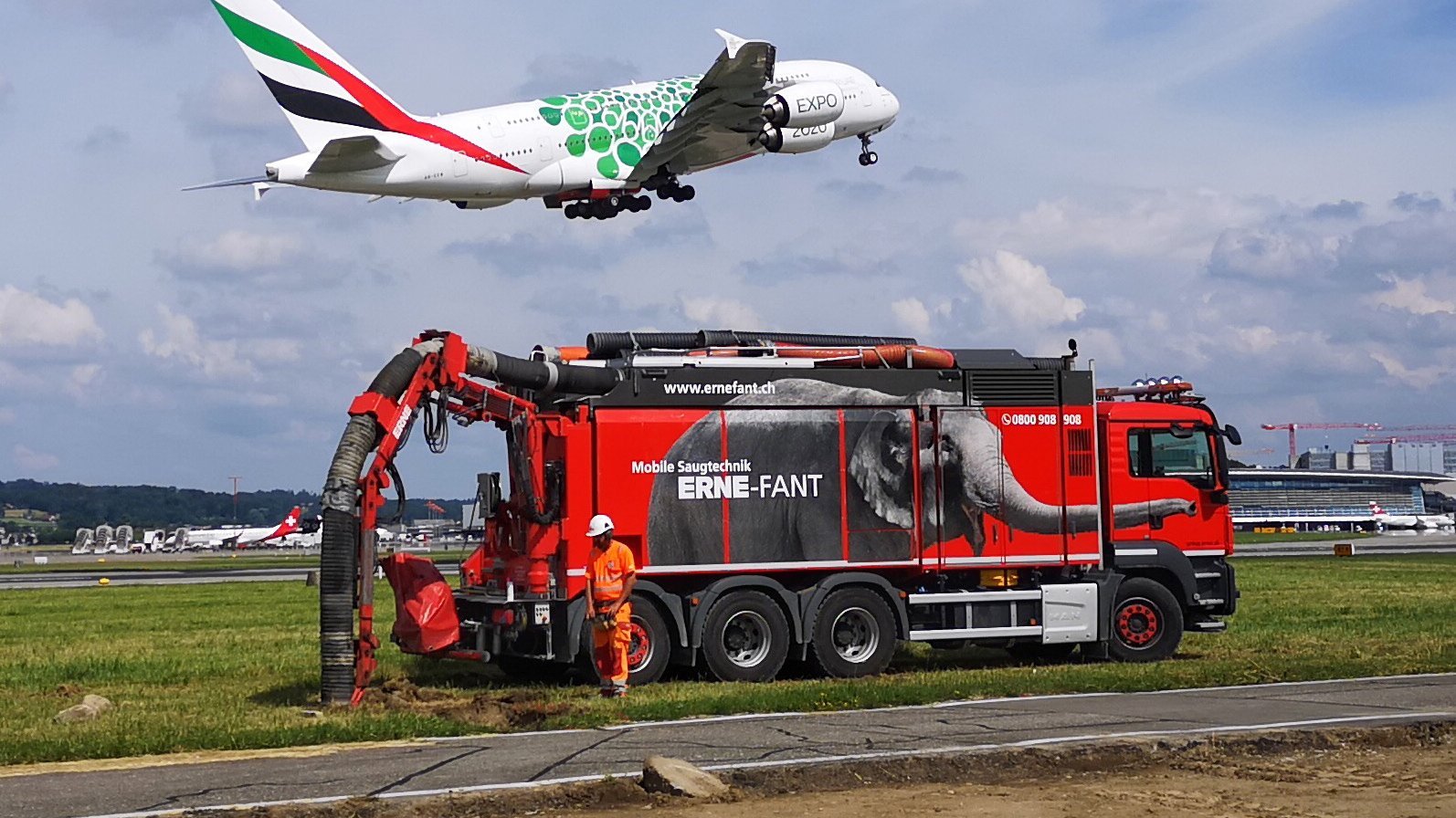 Saugbagger Einsatz Flughafen Zuerich Saugbagger Einsatz Flughafen Zuerich