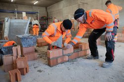 Hochbau-Lernende der ERNE vertiefen ihr Wissen bei praktischen Übungswochen