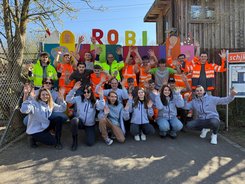 Robi reloaded - Les apprentis rénovent la place de jeux Robinson à Rheinfelden pendant le camp d'apprentis.