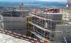 Neuer Wasserbau mit sechseckigen Tanks in Bellikon