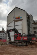 Das ERNE Rückbau-Team ebnet den Boden für den Helvetia-Neubau