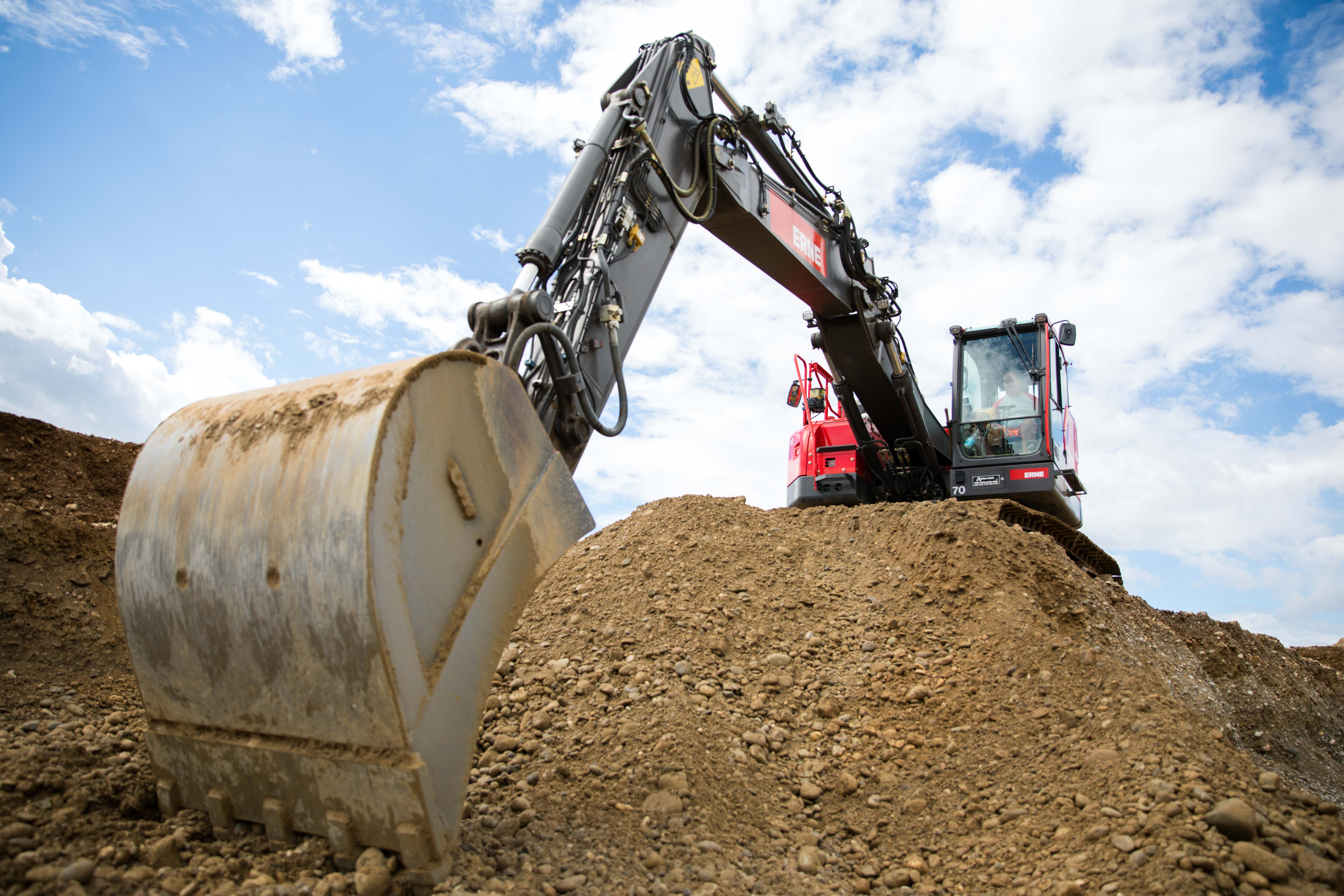 Tiefbau Aushub der Grube mit dem Bagger