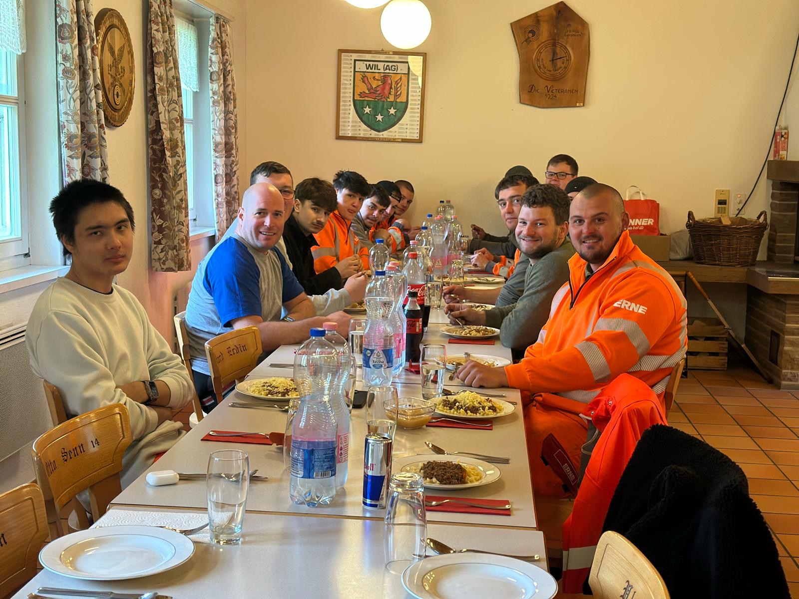 Lernendencamp 2024 gemeinsames Mittagessen Lernendencamp 2024 gemeinsames Mittagessen